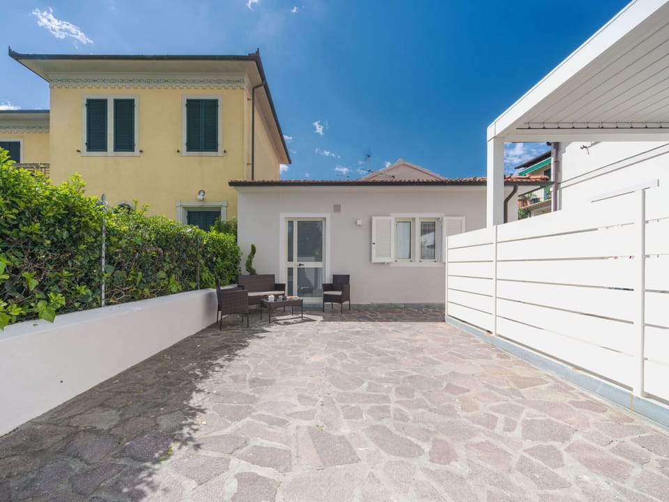 Flooring, Floor, Residential Area, Home, Composite Material, Flagstone, Tile, Shade, Concrete, Walkway