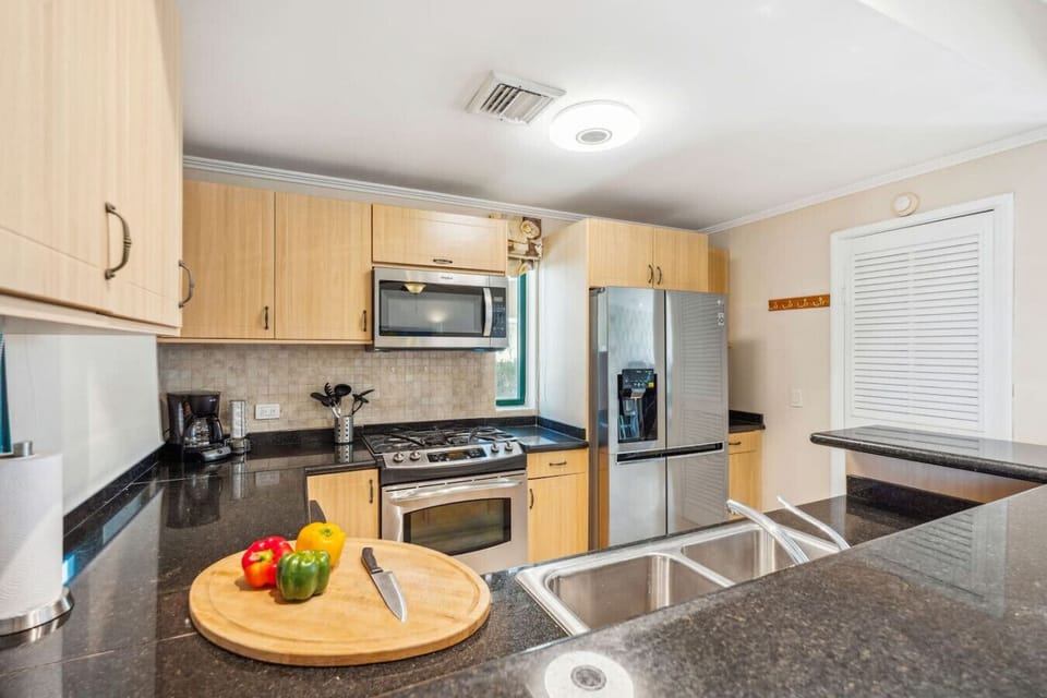Fully equipped kitchen with blender, toaster, microwave, fridge, coffee maker and more!