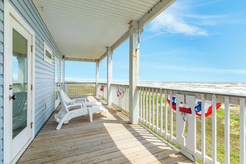 Deck Furniture for Relaxing 
