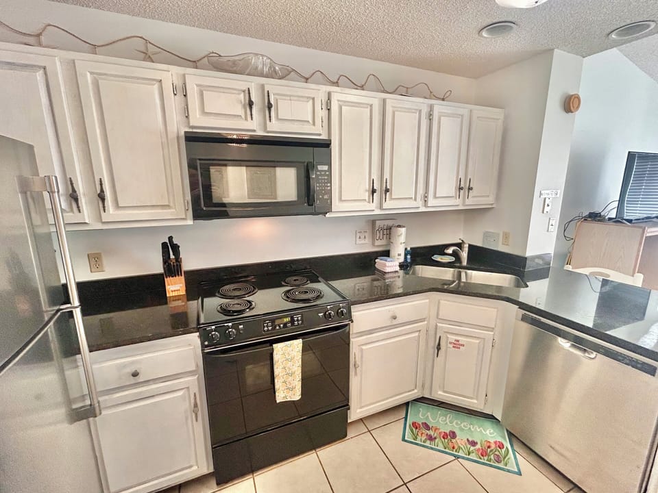 Kitchen with full size appliances including dishwasher