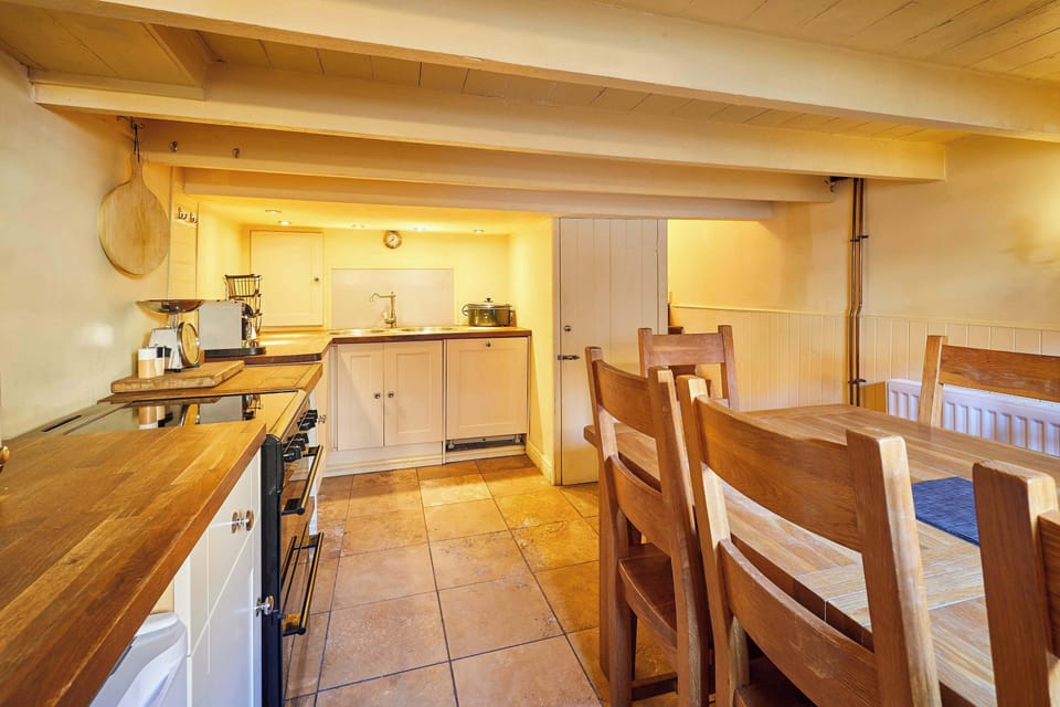 Ship's Bell, Staithes - Host & Stay