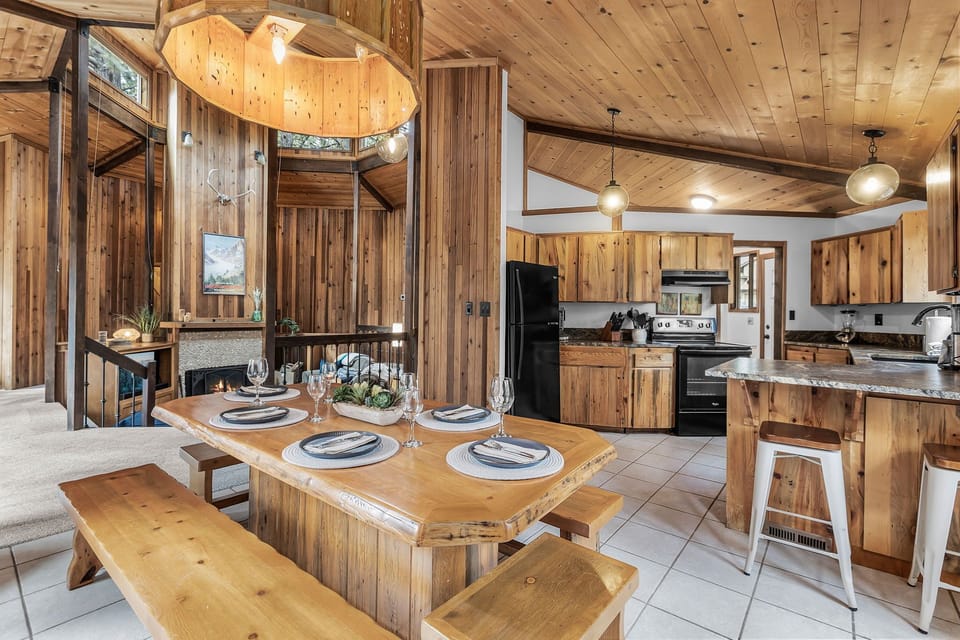 Diamond Peak 7- Dining Area open to kitchen