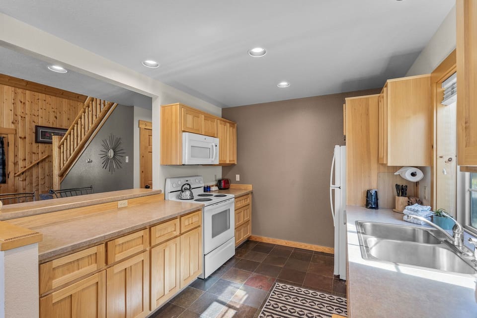 Cinnamon Chalet- Kitchen