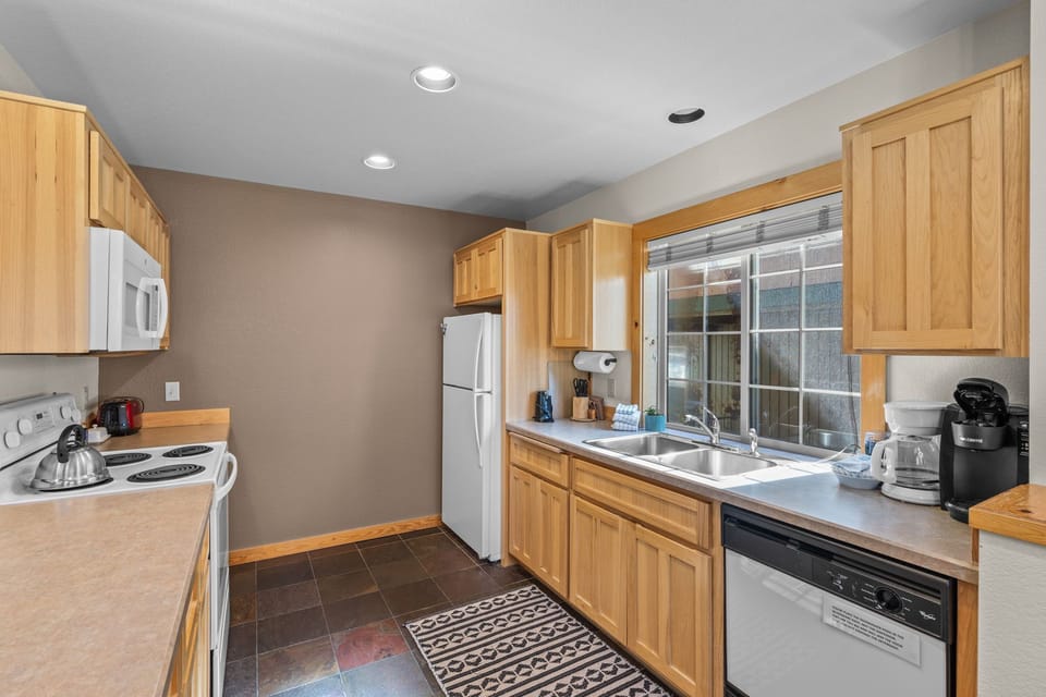 Cinnamon Chalet- Kitchen