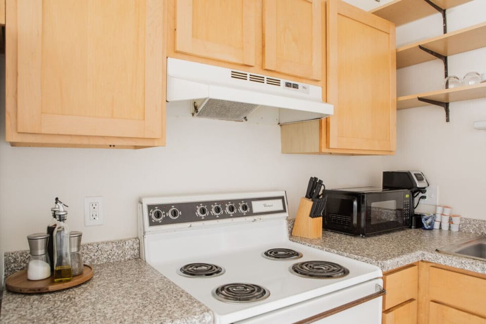Full kitchen