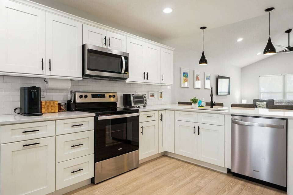 Whether you’re a chef or a cereal-pourer, this kitchen’s got everything you need