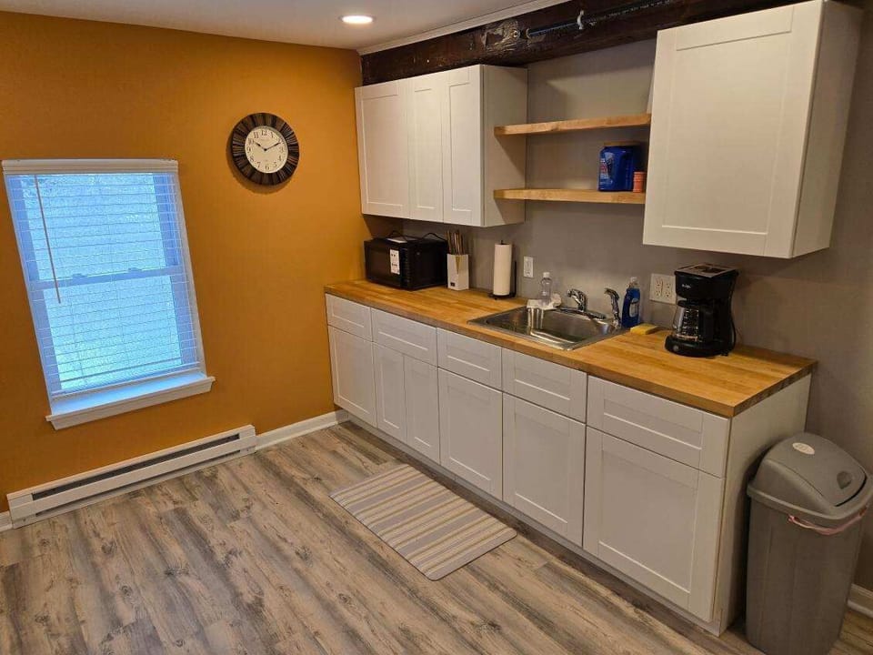 Kitchen sink wall