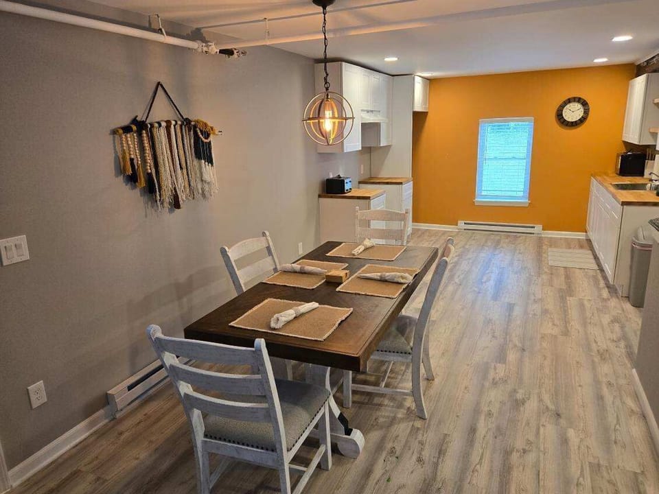 Dining to kitchen