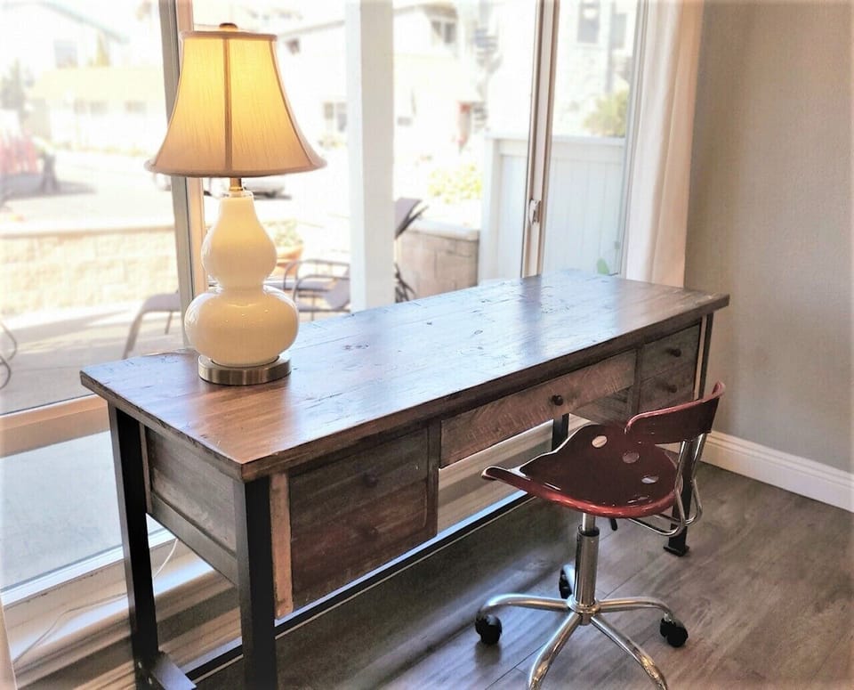 Office by the sea: large desk + 600Mb/s Wi-Fi inside & out!