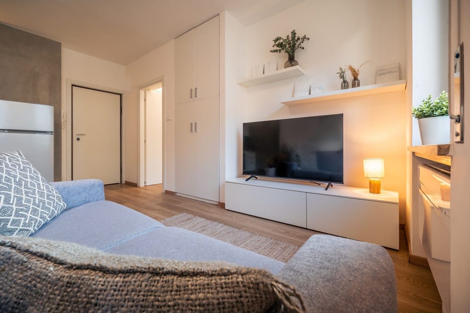 A seating corner by the window