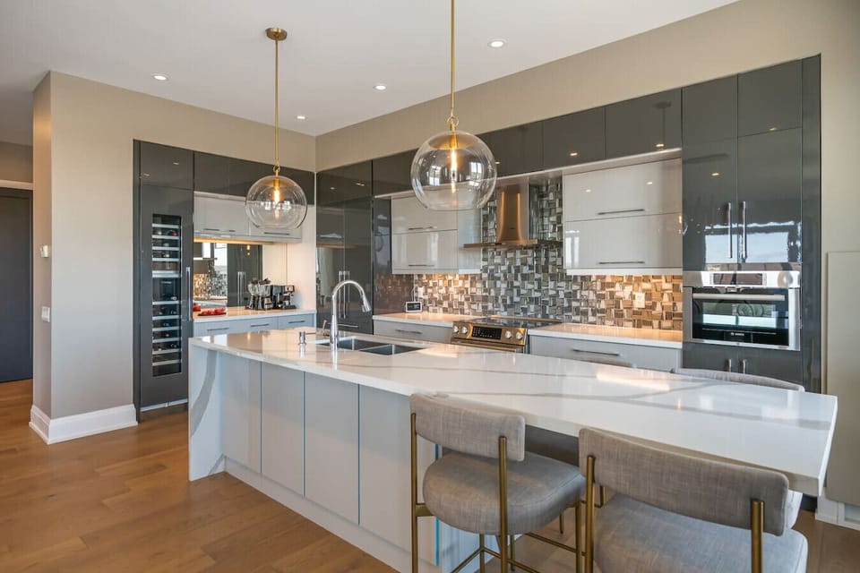 Full luxury kitchen with a wine fridge, blender, De`Longhi espresso machine, ground coffee, tea & sugar.