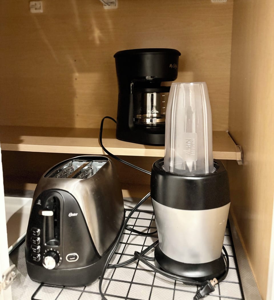 Coffee pot, blender, toaster also Keurig available