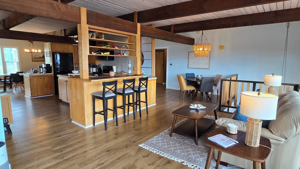 Loft area with eating bar & breakfast area great for hosting 