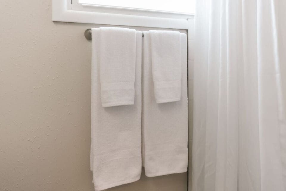 Fluffy white towels and a spa-like feel in the bathroom 🧖‍♀️✨