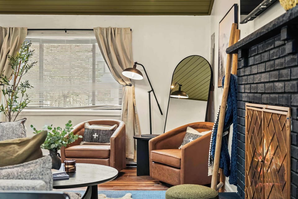 Featuring ample seating with a perfect mix of leathered and plush furniture!