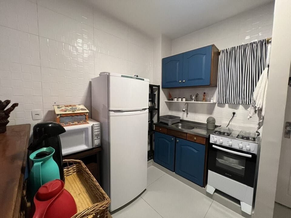 Cozinha equipada: geladeira, fogão, micro-ondas e utensílios — tudo para cozinhar