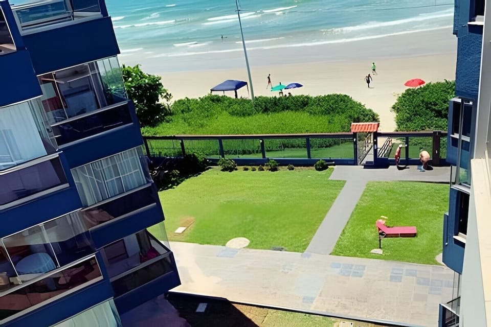 Vista da Praia de Meia Praia direto do condomínio — saída exclusiva para a areia