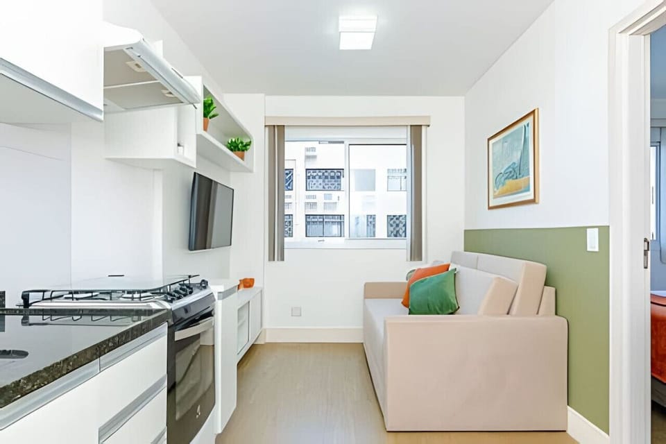 Visão sala, cozinha e janela.