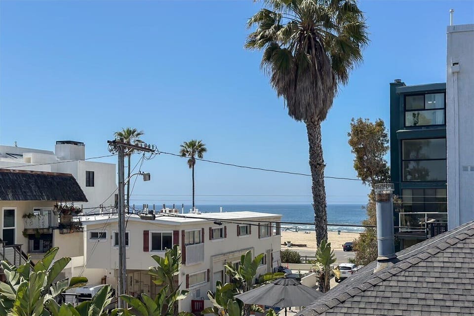 Stunning ocean views of world-famous Venice Beach—just 30 meters from the house.