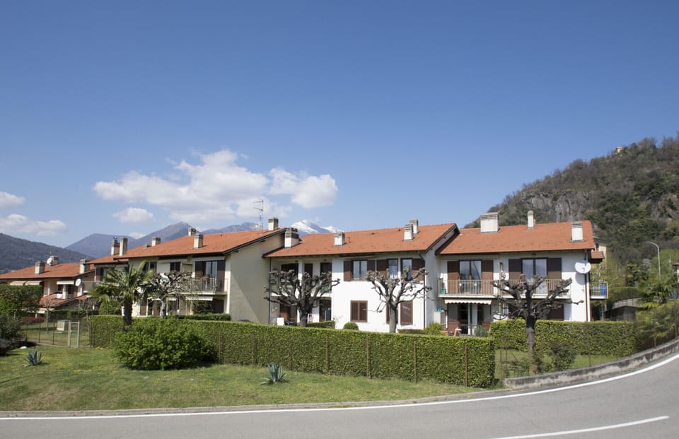 The accommodation is located a stone's throw from the lake in a quiet residential area.