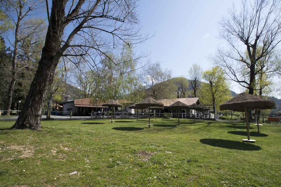 Giona Park, located just a short walk from the accommodation, is the ideal place for a relaxing walk, surrounded by greenery and with beautiful views of the lake.