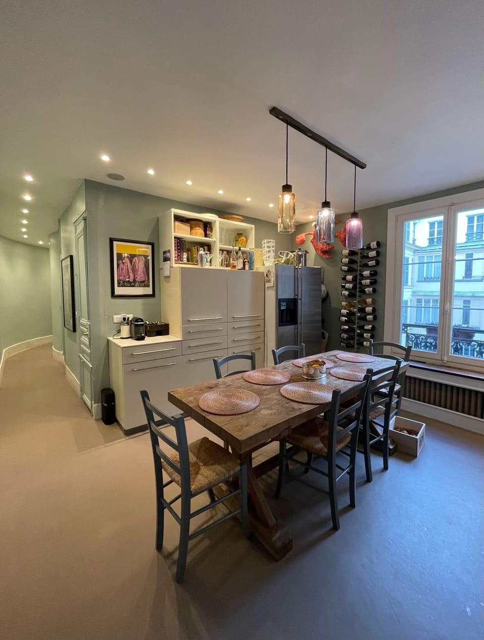 Fully equipped eat-in kitchen