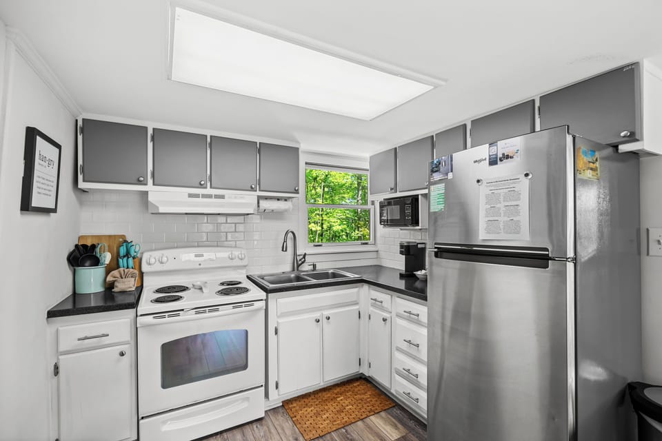 Fully equipped kitchen: cook/dinner/bake/silver-ware provided