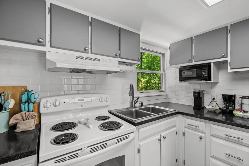 Fully equipped kitchen: cook/dinner/bake/silver-ware provided
