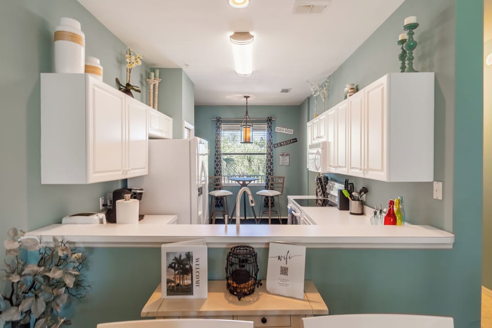 Open kitchen for families and a high-top breakfast nook near the entrance window