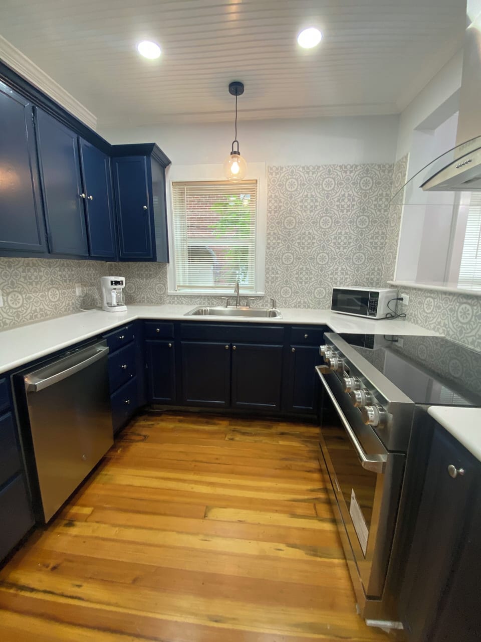Kitchen with oversized 6 burner range 