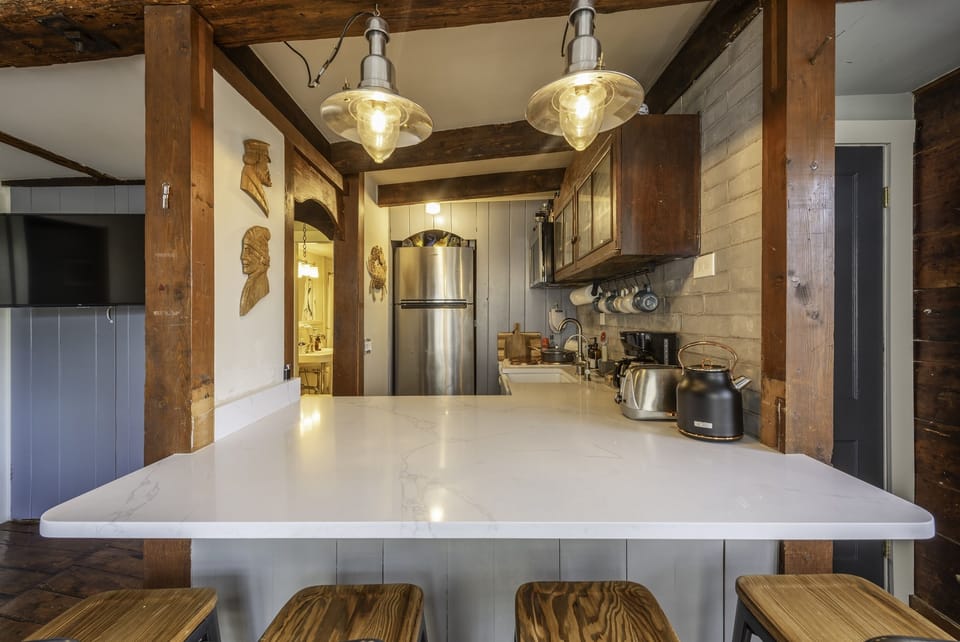 Breakfast bar with 4 stools
