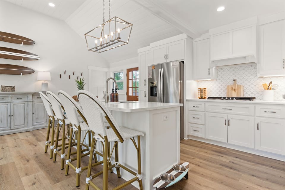 Spacious island perfect for entertaining & cooking for groups of all sizes