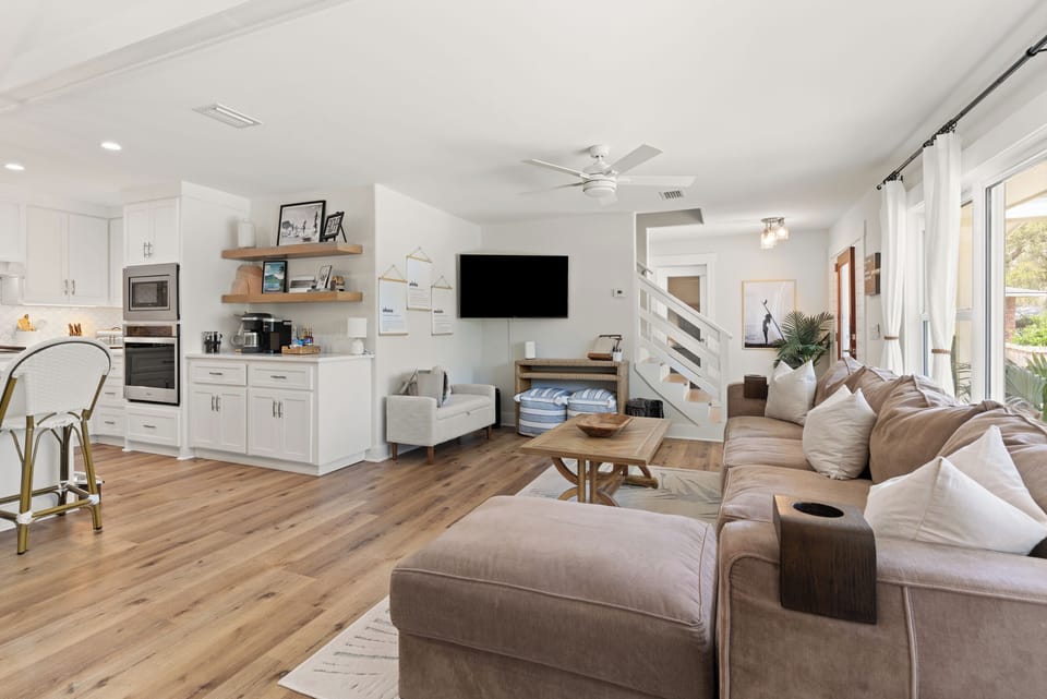 Spacious living area with plenty of seating+large smart TV for movie/game night