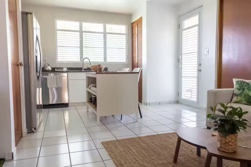 Kitchen island with two stools and access to the terrace 