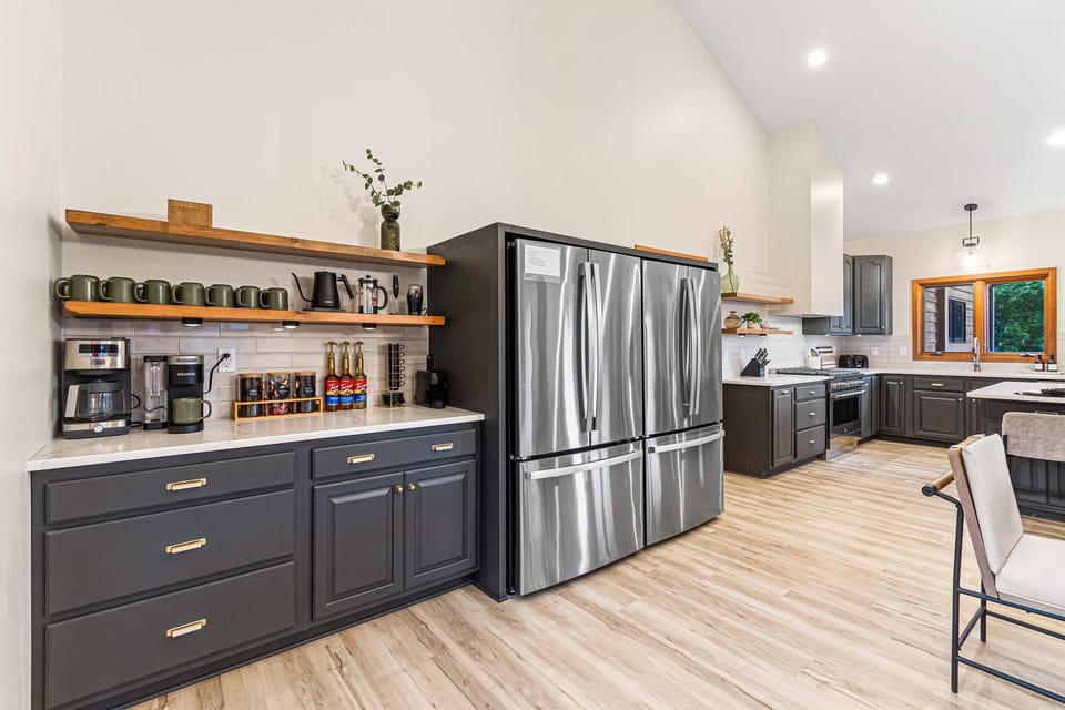 Double refrigerators and a full coffee bar ensure your group has everything needed—whether fueling up in the morning or stocking up for a feast.🥐☕