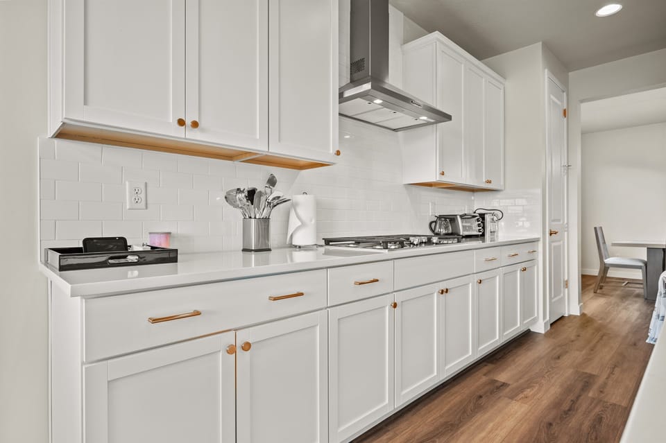 The spacious countertop offers ample room for meal prep and is equipped with a gas stove, toaster oven, coffeemaker, and toaster—everything you need for a convenient and delicious stay.