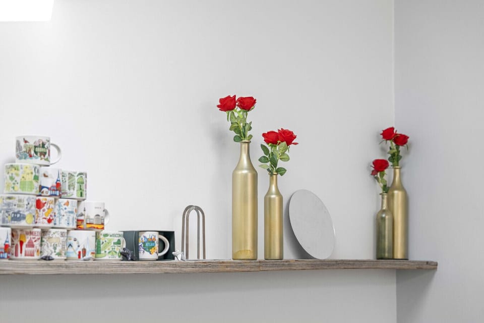 Decor Nook: Stylish gold accents and vibrant roses enhance your St. Augustine getaway!