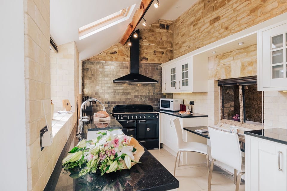 Ringers Cottage Kitchen - StayCotswold