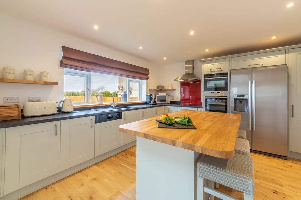 Highcroft, St Minver. Ground floor: Kitchen with breakfast bar