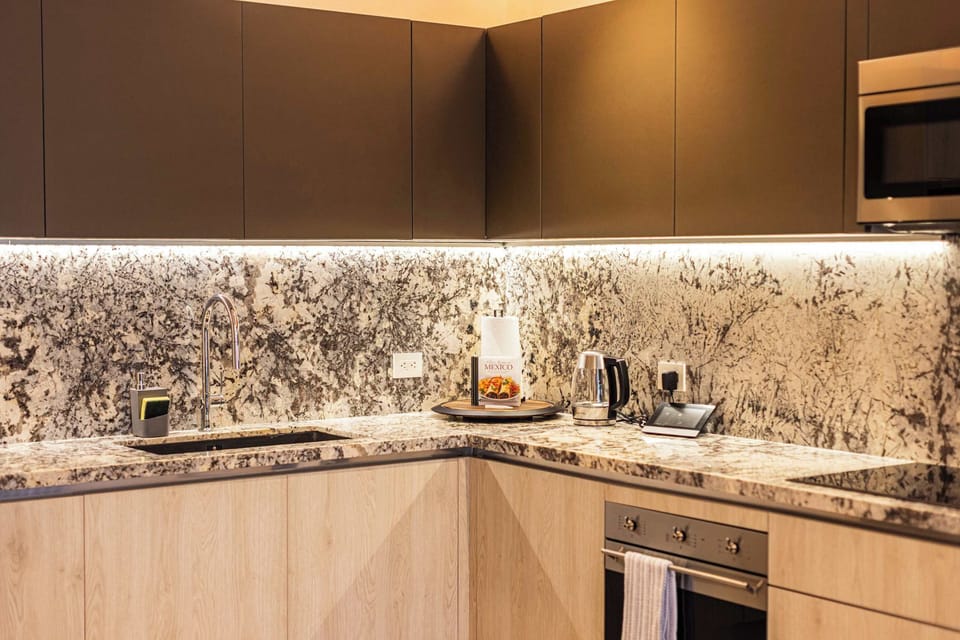 Cocina completa con horno, parilla de induccion y microondas 