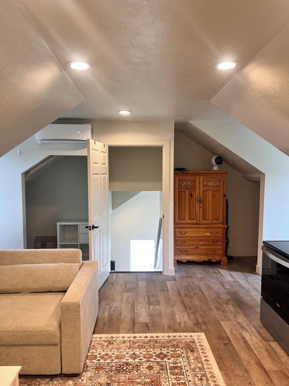 Spacious living room w/ 2 large chairs that fold out to double beds
