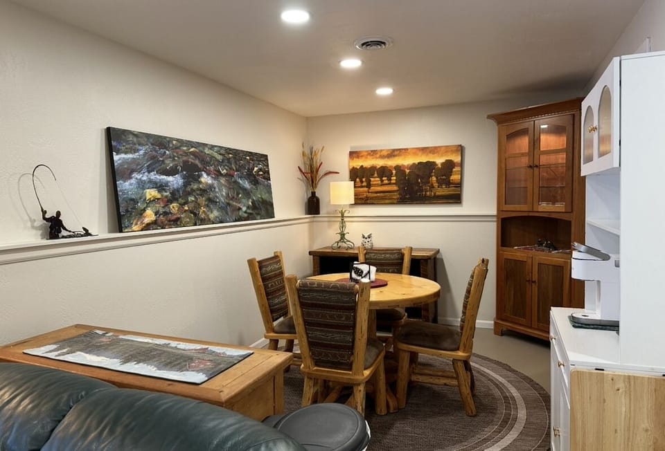 Dining Room seats 4