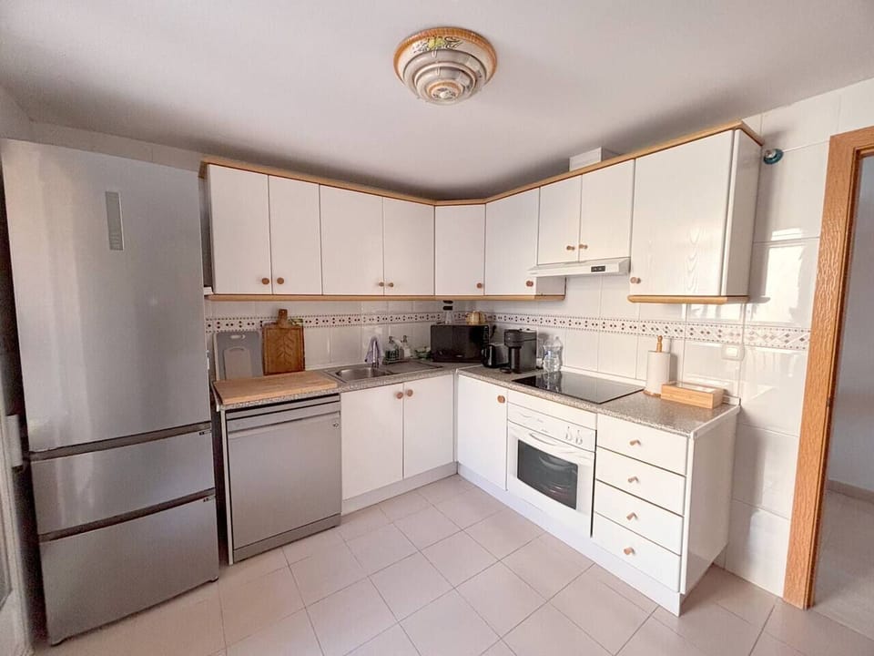 Gran espacio de guardado y almacenamiento, batería de cocina, utensilios, electrodomésticos, vajilla y todo lo necesario para disfrutar de cada momento 