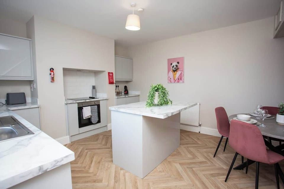 Whether you're making a quick breakfast or cooking a family dinner, this modern kitchen has all the basics covered. Appliances, cookware, and tableware are all included for your convenience.