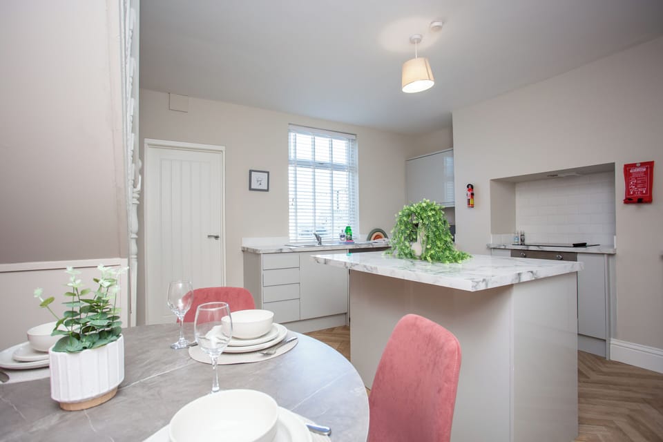 Enjoy a meal or plan your day in this clean and modern dining area. With easy access to the kitchen, it’s ideal for casual breakfasts or sit-down dinners.