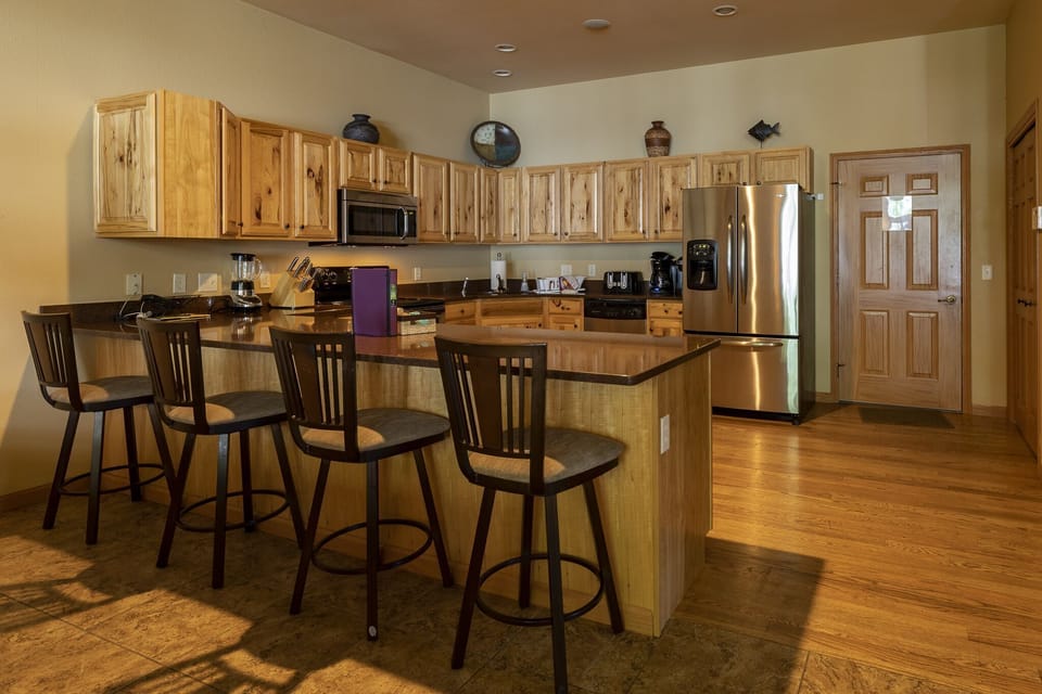 Large well-equipped Kitchen. Seating for 4 at Granite Countertop