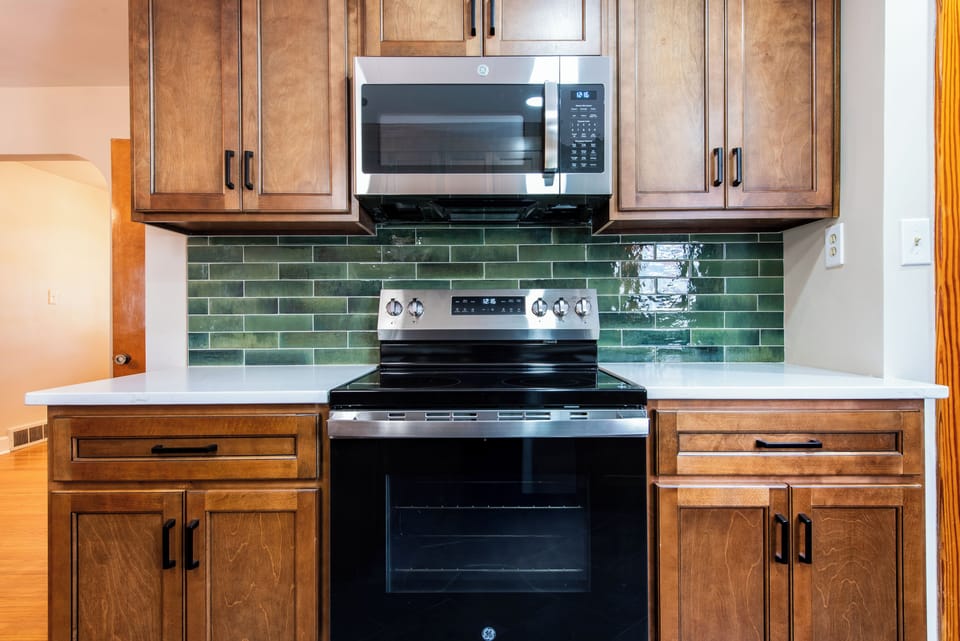 This fully equipped kitchen features full sized appliances.