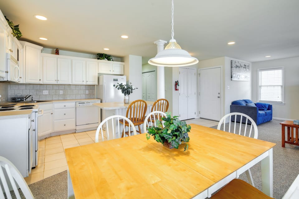 Dining Area | Dishware/Flatware Provided