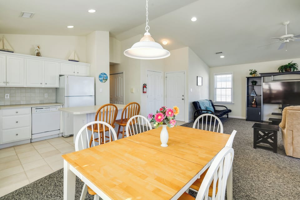 Dining Area | Dishware/Flatware Provided