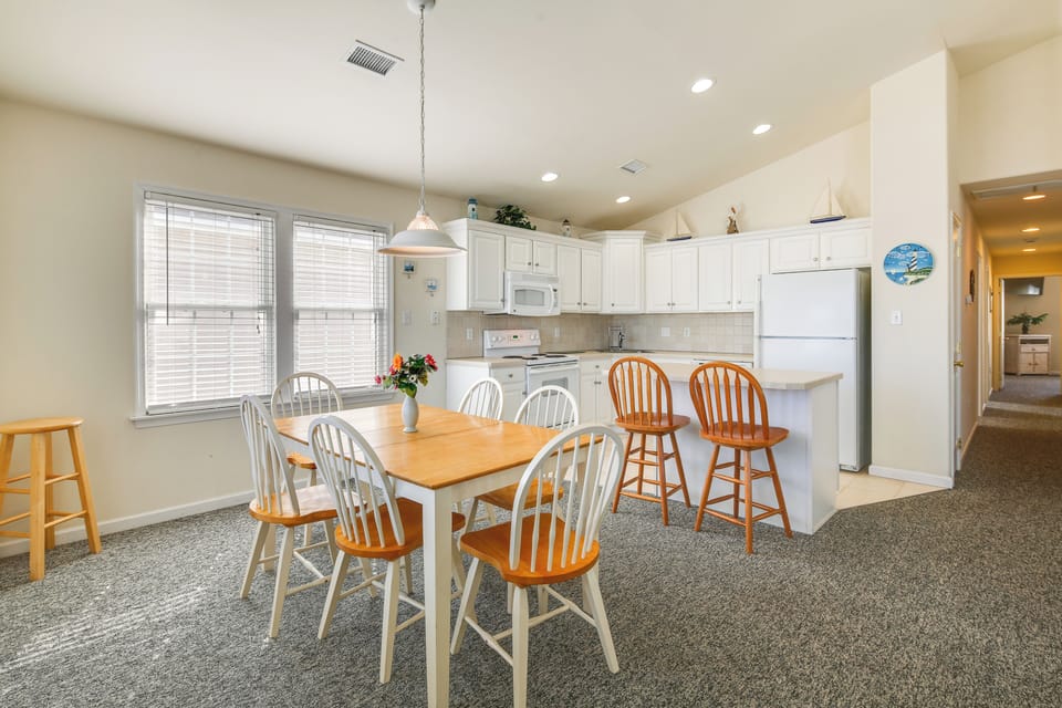 Dining Area | Dishware/Flatware Provided